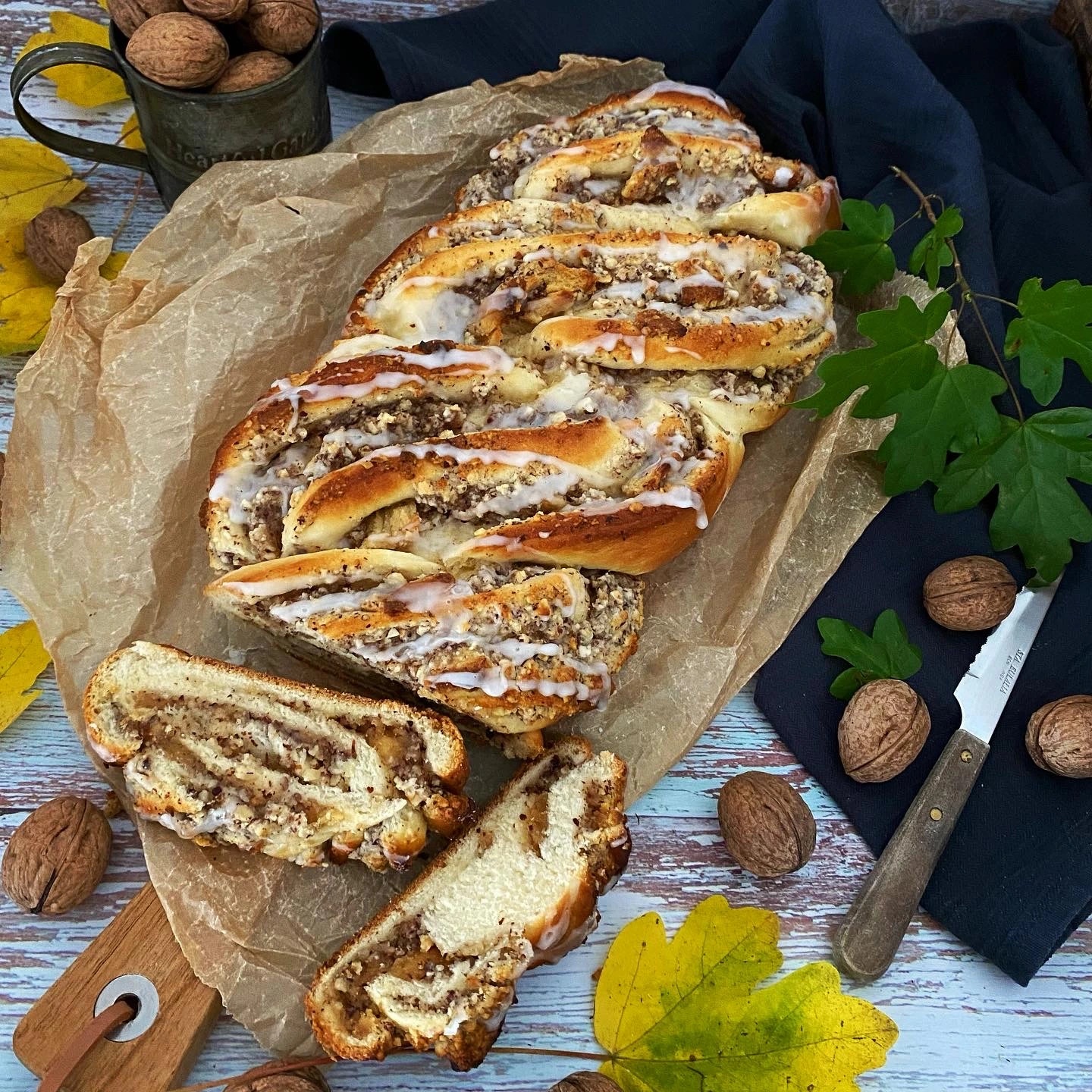 Saftiger Nuss-Marzipan-Zopf