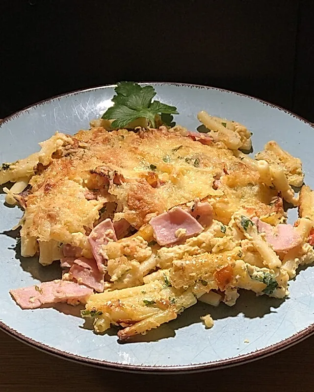 Nudelbombe auf Tomatensauce