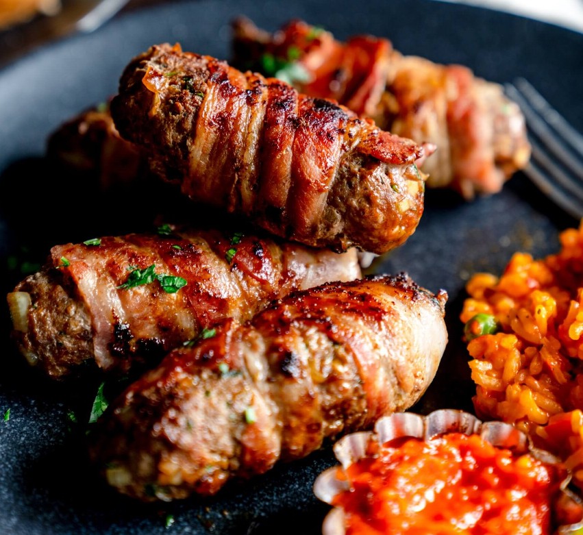 Cevapcici im Speckmantel