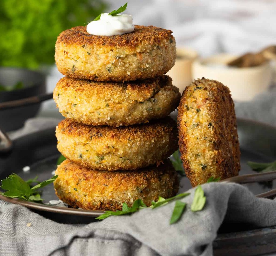 Vegetarische Frikadellen mit Reis und Käse
