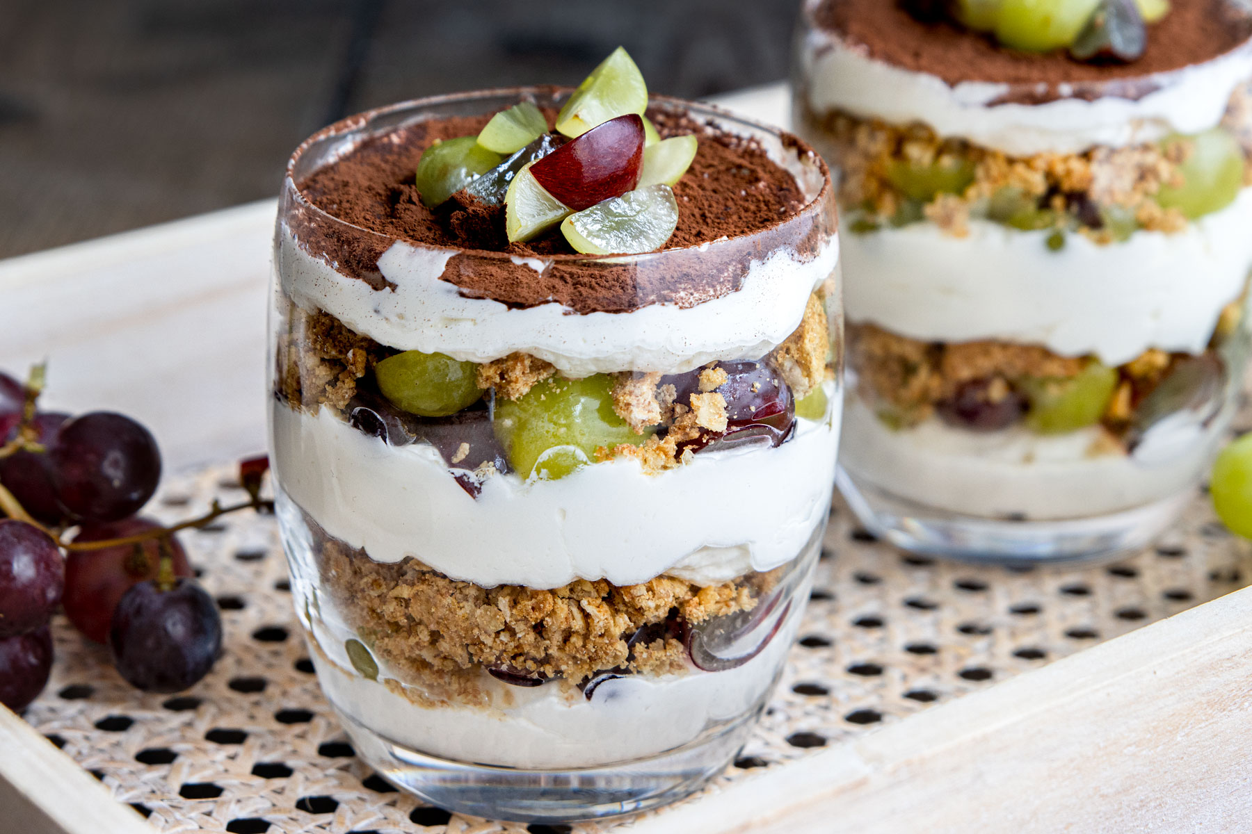 Mascarponecreme mit Cookies und Früchten