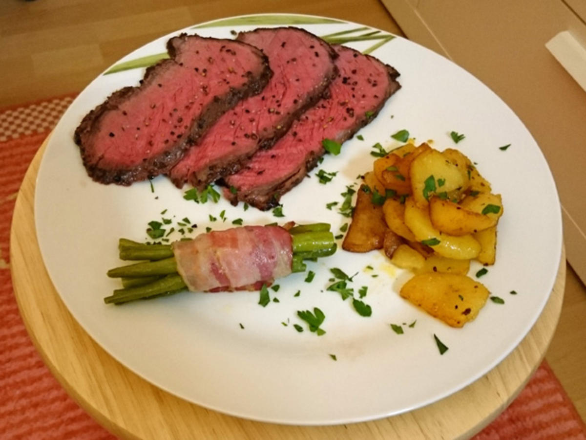 Roastbeef in Senf-Kräuter Marinade mit Rosmarinkartoffeln und Speckbohnen