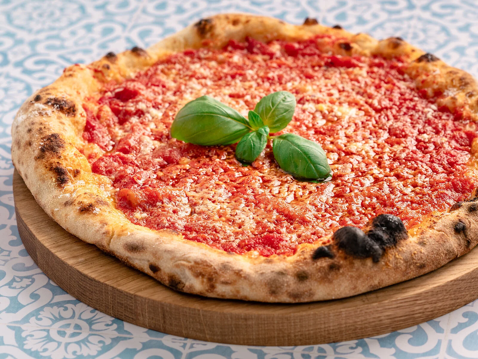 Pizzateige und Sauce (Kaltgegart)