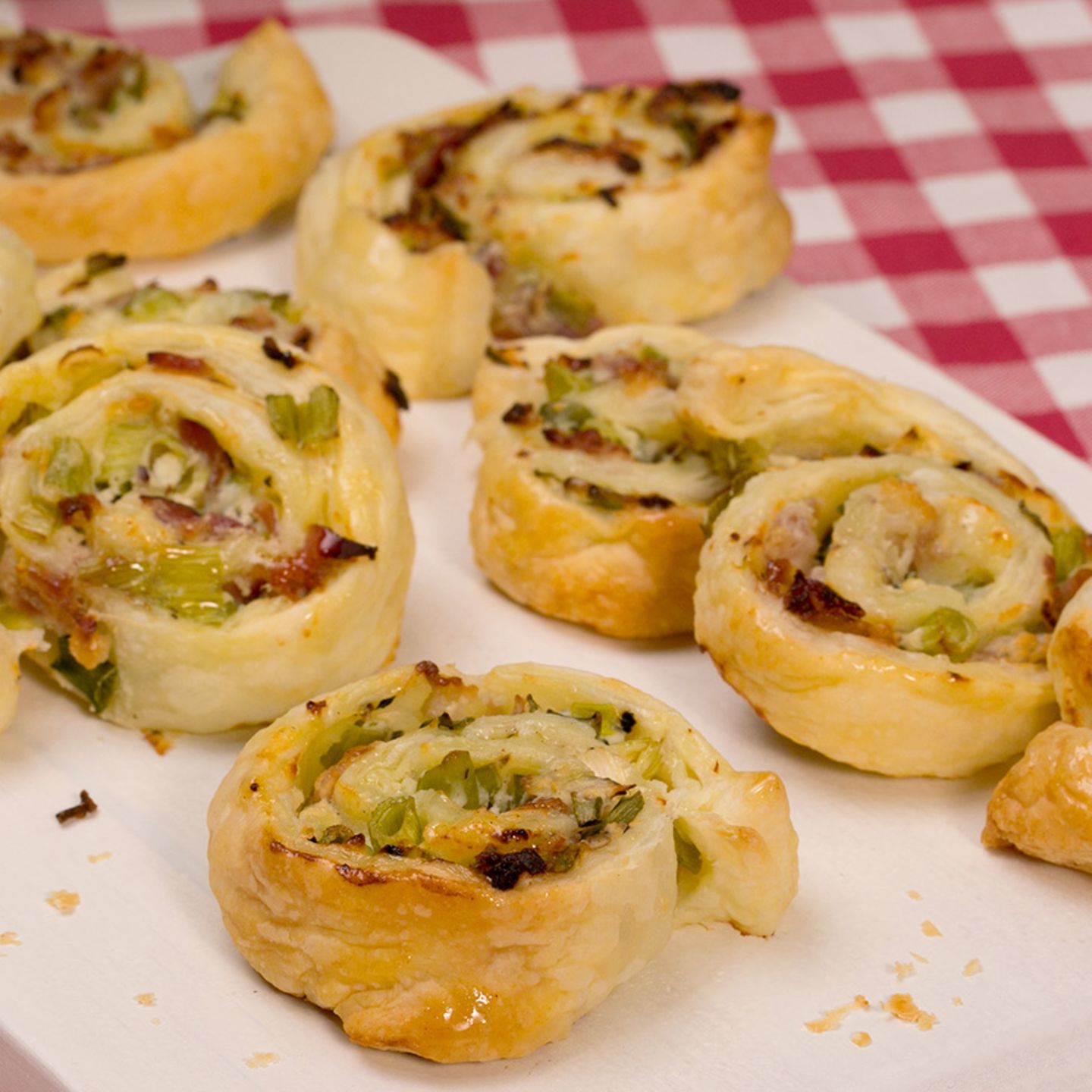 Blätterteig-Flammkuchenrolle