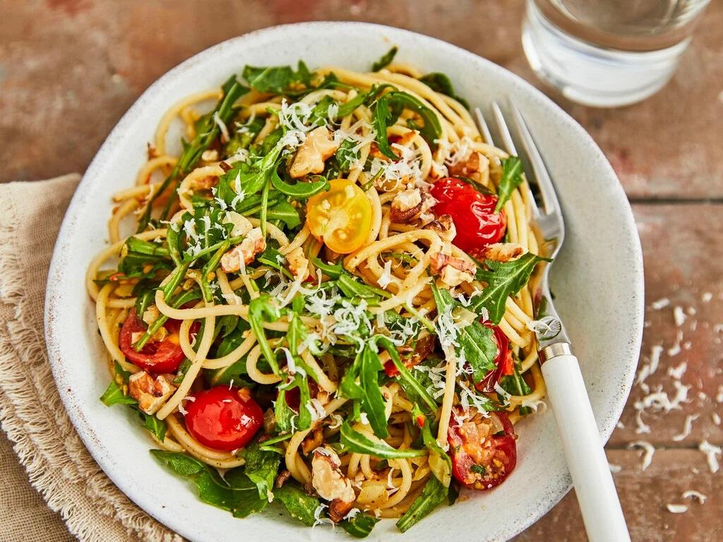 Spaghetti-Pesto-Salat mit Rucola