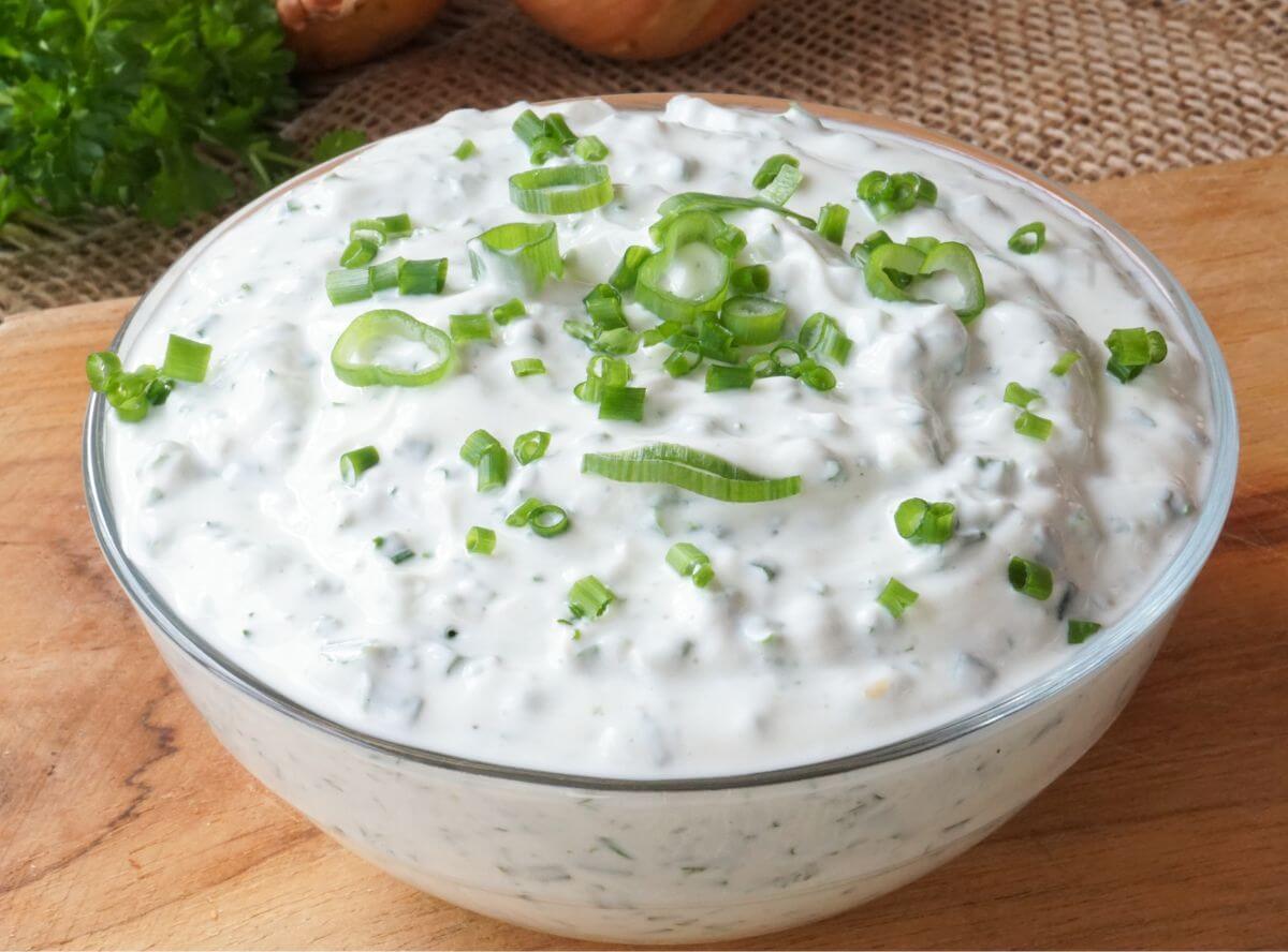 Kräuter-Quark-Dip für Karotten, Sellerie und Co.