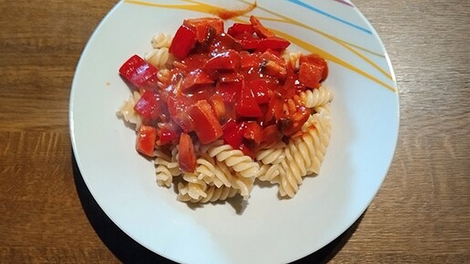 Schwedisches Korv Stroganoff mit Paprika und Pilzen