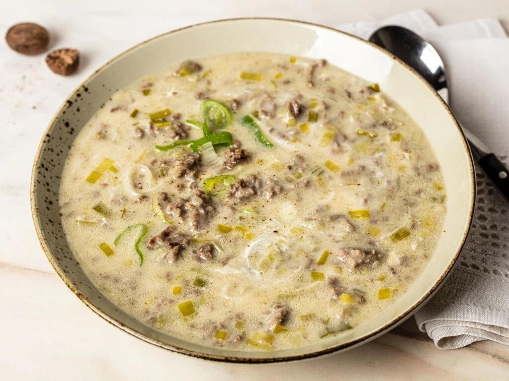 Käsesuppe mit Hackfleisch und Lauch