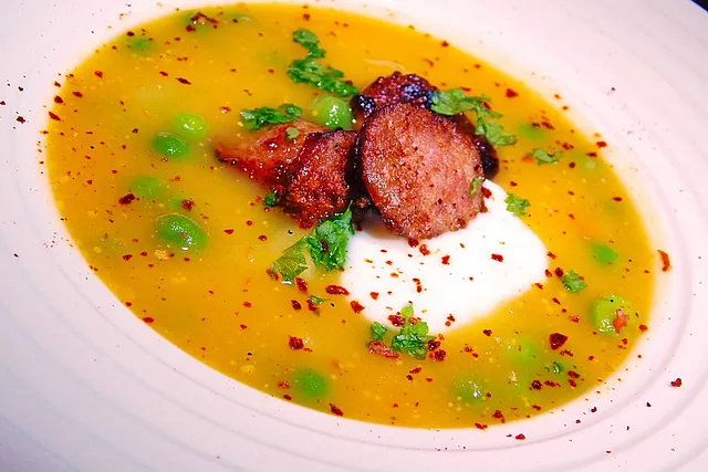 Kartoffelsuppe mit Erbsen und Mettwürstchen